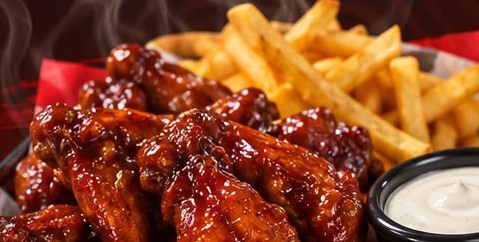 Alitas BBQ con papas fritas